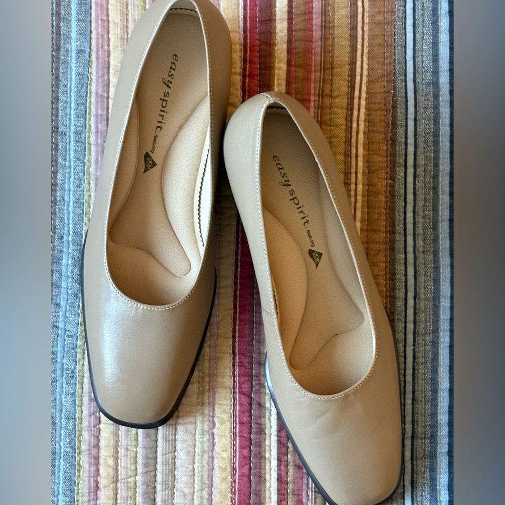 💥MoviNG sALe‼️ Easy Spirit Leather Pumps. Sz 7